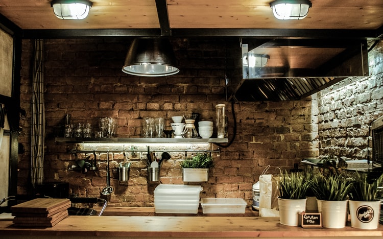 Dapur kafe dengan batu, kayu dan besi, unsplash @skrebnev