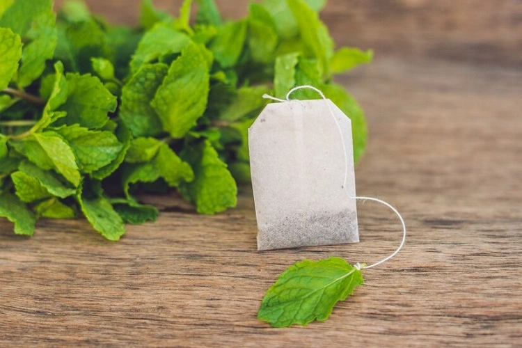 Kompres dengan teh peppermint, Sumber: thewhitetusk.com