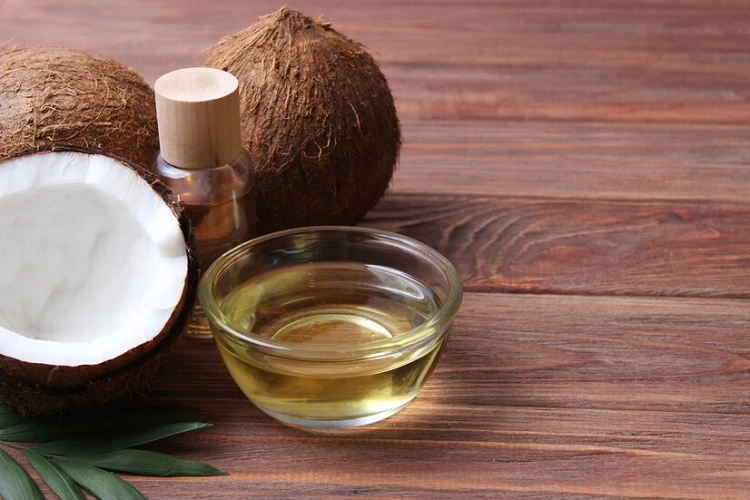 Menggunakan minyak kelapa, Sumber: thewhitetusk.com